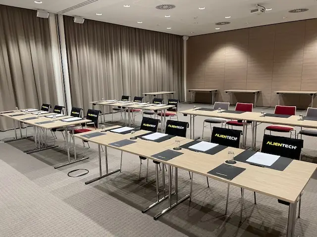 Schulungsraum mit Alientech-Arbeitsplätzen